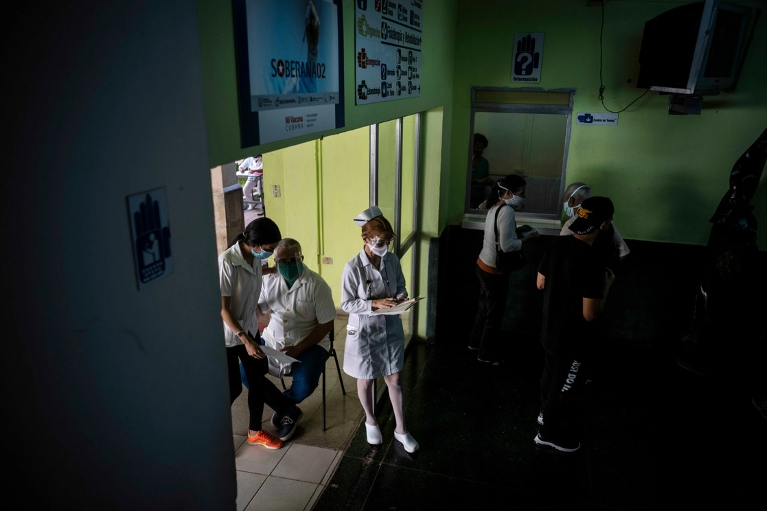Trabajadores de salud en un sanatorio cubano. Foto Ap