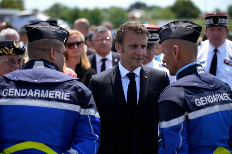 El presidente francés, Emmanuel Macron, habla con elementos de la gendarmería en la base aérea de bomberos de Nimes-Garons en Garons, sur de Francia, el 2 de junio de 2023. Foto Afp