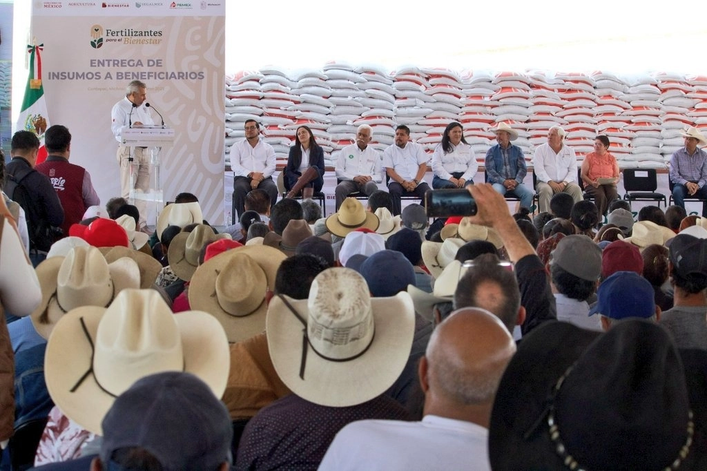 Encabezaron la entrega de fertilizante Víctor Manuel Villalobos, titular de la Secretaría de Agricultura y Desarrollo Rural (Sader), y el gobernador de Michoacán, Alfredo Ramírez. Foto tomada de Twitter @vmva1950