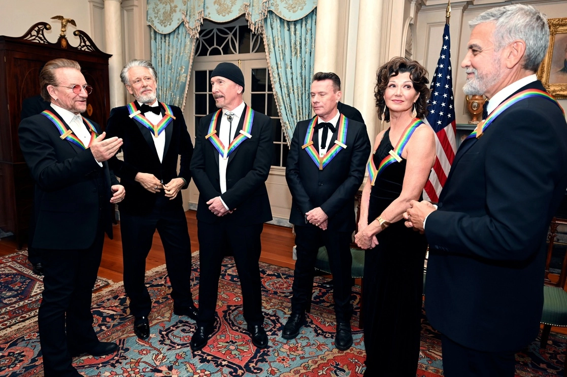 Los homenajeados del Centro Kennedy (de izquierda a derecha), Bono, Adam Clayton, The Edge, Larry Mullen Jr. y Amy Grant hablan con George Clooney después de la cena de gala del Departamento de Estado para los Honores del Centro Kennedy, en Washington. Foto Ap