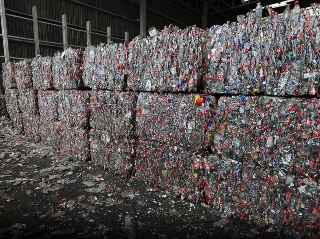 Planta recicladora de contenedores de PET y plásticos de un sólo uso, en la Ciudad de México. Foto Marco Peláez / Archivo