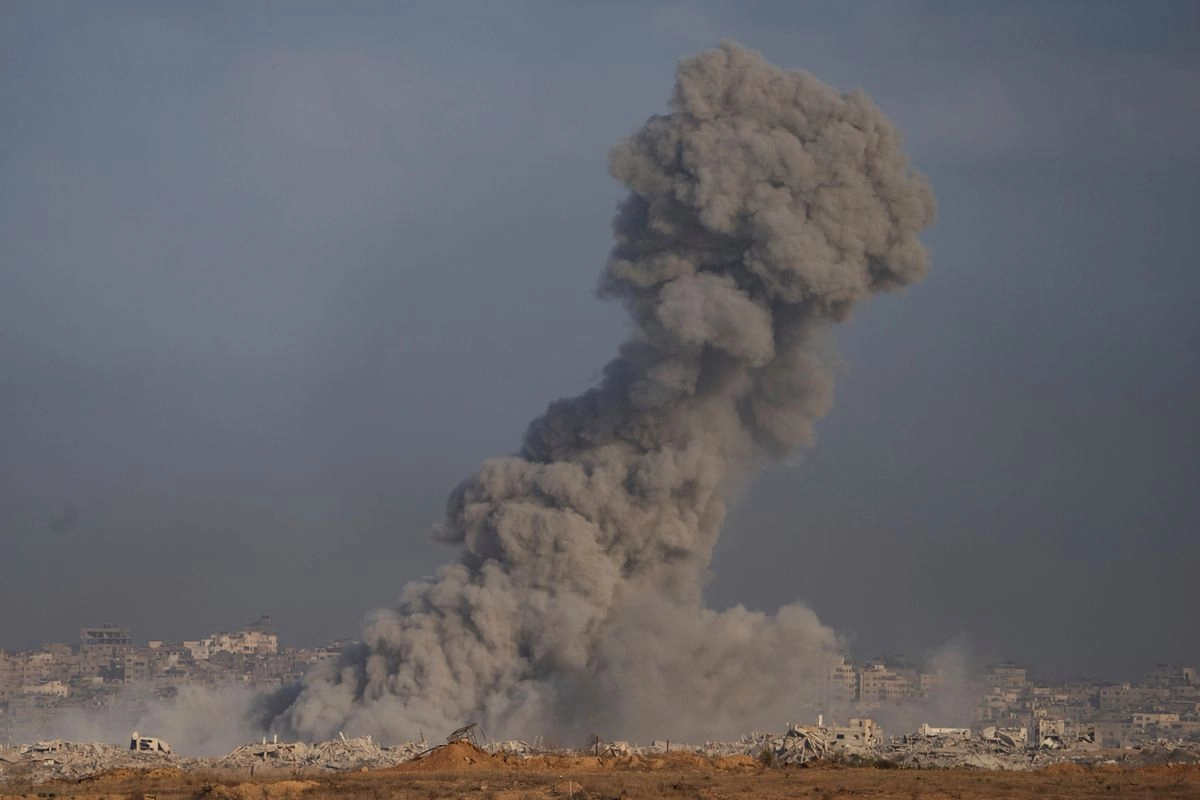 Humo y restos de objetivos impactados se levantan luego de un ataque de las fuerzas armadas de Israel contra Gaza, el 28 de agosto de 2025. Foto 