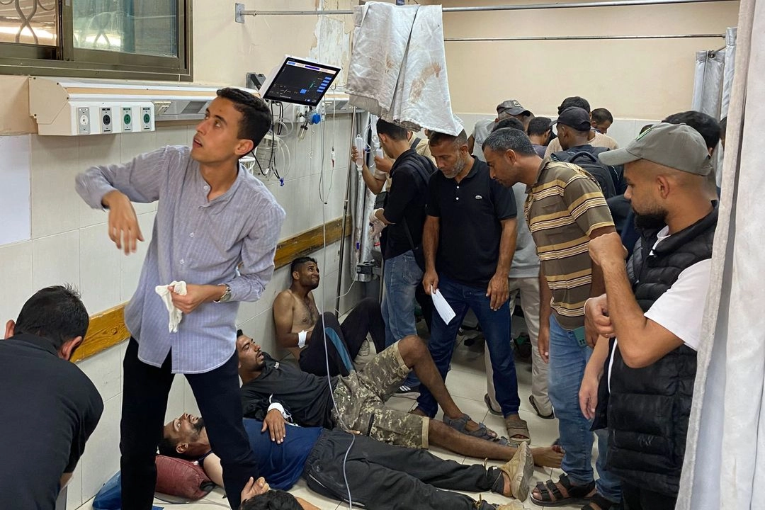 Tras ataques israelíes, hombres palestinos reciben atención médica en el hospital Nasser de Jan Yunis, en el sur de la franja de Gaza, el 19 de junio de 2025. Foto 