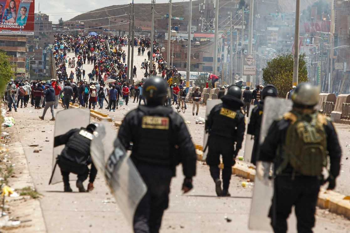 El sábado 7 de enero se registraron enfrentamientos entre manifestantes opositores a Dina Boluarte y la policía, en la ciudad de Juliaca, Perú. Foto Afp