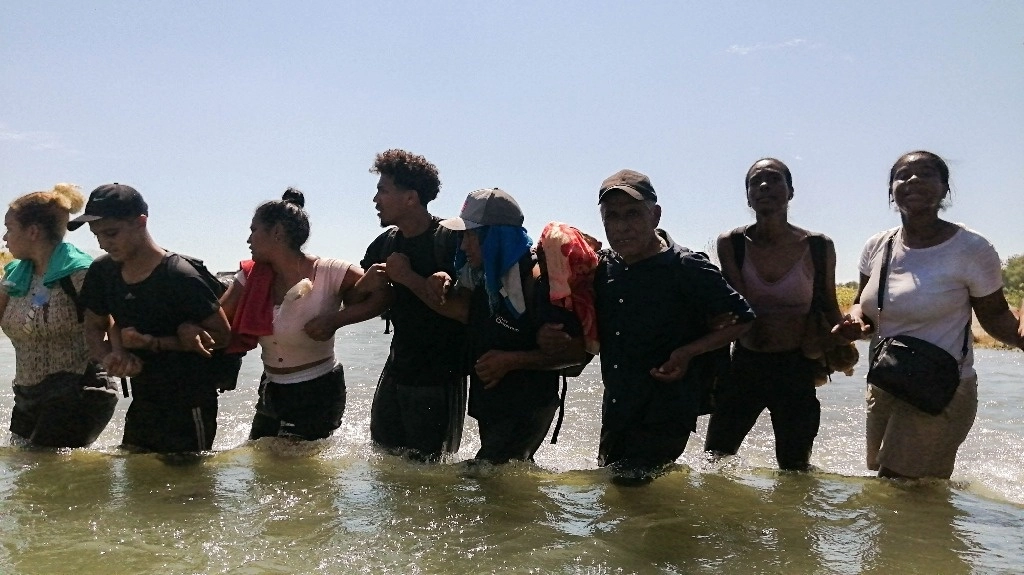 Migrantes en el Río Bravo, en la frontera Piedras Negras-Eagle Pass. Foto Cuartoscuro / Archivo