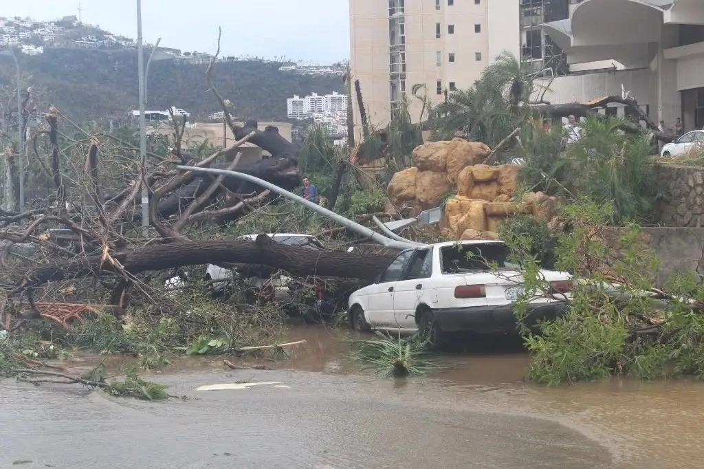 A 360 días del paso del huracán ‘Otis’ en Guerrero, el sector asegurador en México registró 44 mil 653 afectados, lo que representó pérdidas económicas por un monto de hasta 39 mil 343 mdp. Foto Héctor Briseño / Archivo