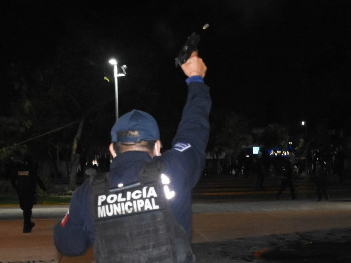 Policías municipales durante la protesta feminista de ayer en Cancún, Quintana Roo. Foto Cuartoscuro
