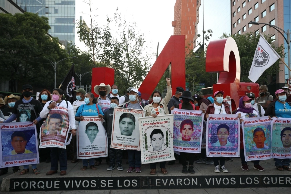 Familiares de los 43 normalistas de Ayotzinapa en la Ciudad de México. Foto Yazmín Ortega Cortés /Archivo