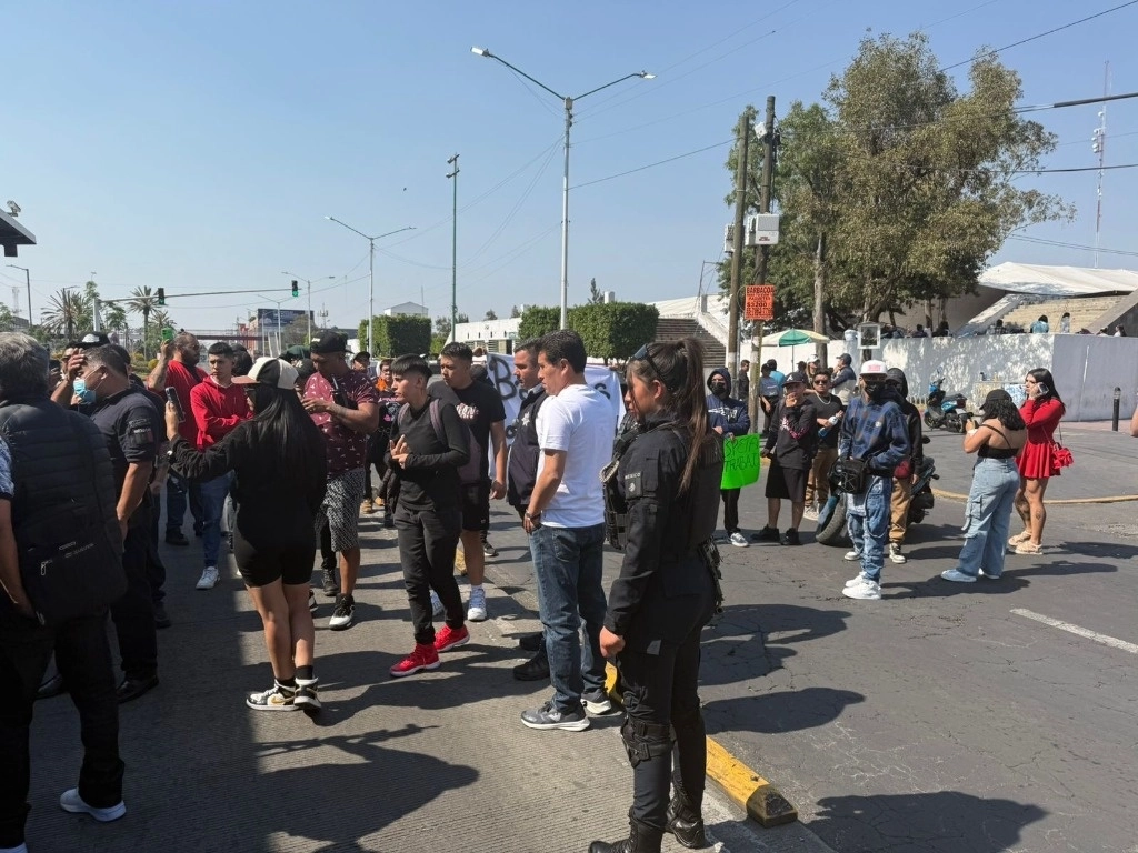 Barberos protestaron en avenida Chimalhuscán y de ahí a la sede regional de la FGJEM con sede en Nezahualcóyotl.  Foto 'La Jornada' 