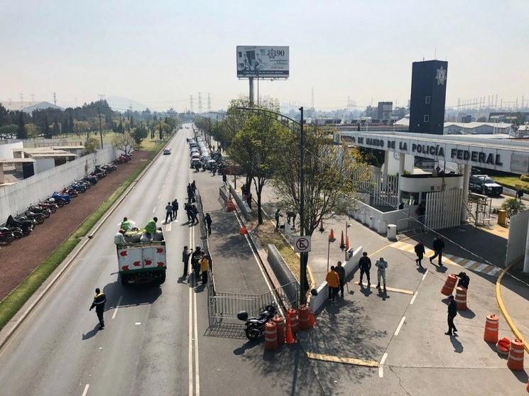 Se retiran los policías federales que bloqueaban Periférico Oriente frente a las instalaciones de Contel, en la CDMX. Foto Alfredo Domínguez