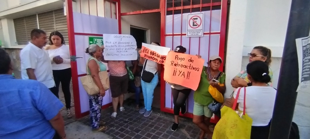 Los trabajadores jubilados exigieron que de una vez por todas el gobierno estatal lleve a cabo el saneamiento y refinanciamiento del ISSSPEG, el cual tiene un déficit de 999 millones de pesos. Foto Héctor Briseño