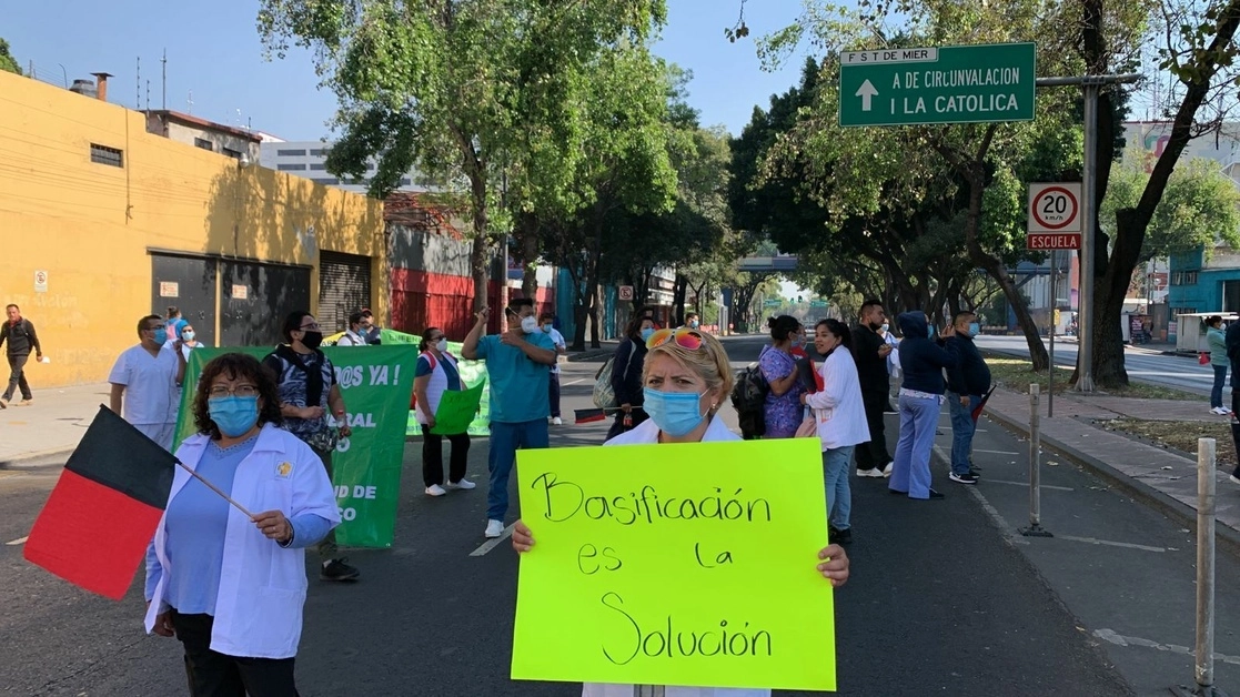 En imagen de archivo, protesta de trabajadores de la salud en la CDMX. Foto Alfredo Domínguez