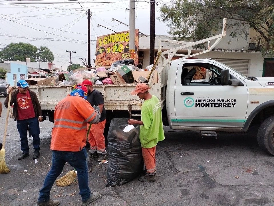 Trabajadores de Servicios Públicos de Monterrey recogieron 180 toneladas de basura tras los festejos guadalupanos. Foto tomada de la cuenta de Twitter @ServPublicosMty