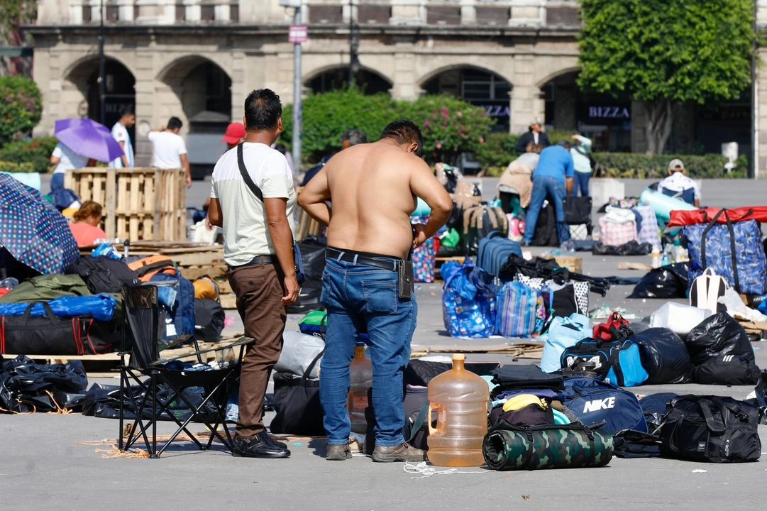 Maestros de diferentes secciones de la CNTE retiran el plantón de la plancha del Zócalo capitalino, el 7 de junio de 2025. Foto 

