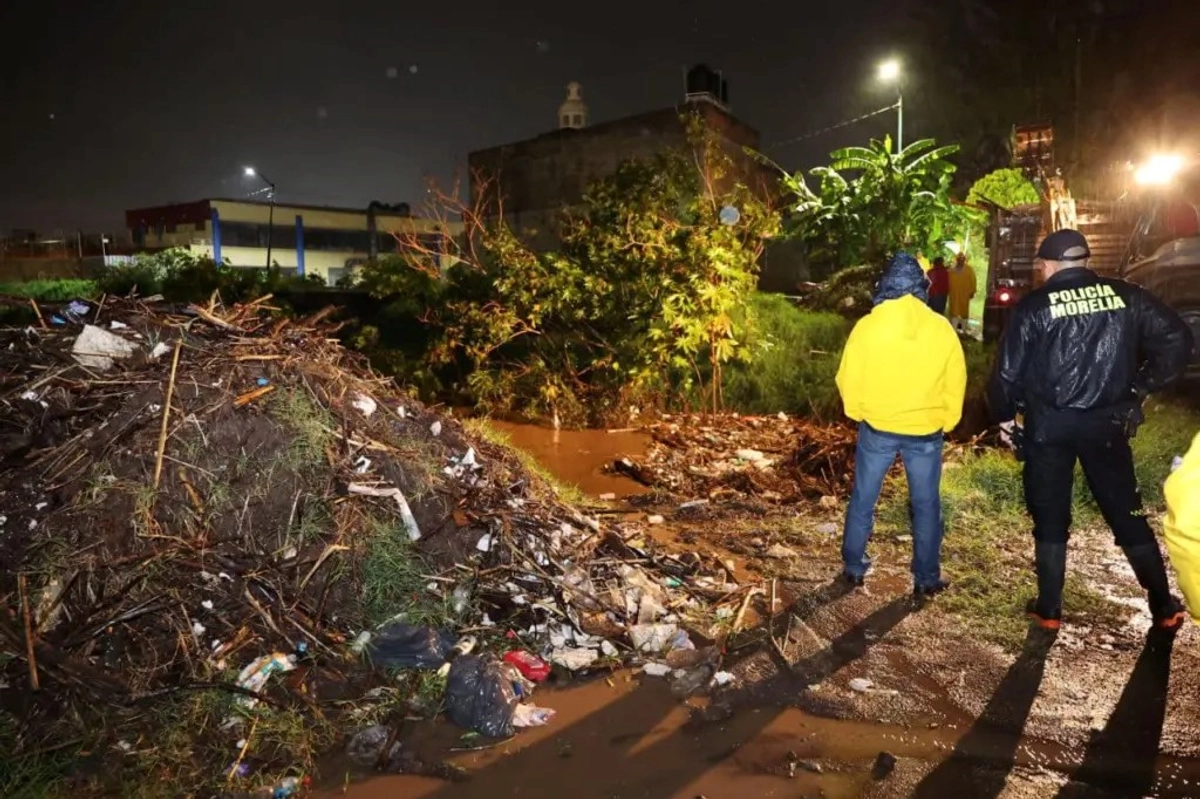 El 60 por ciento de ramas y basura se quedan estancadas en zonas críticas como drenes y partes bajas de la ciudad en colonias como Carlos Salazar, Prados Verdes, Tres Puentes, Manantiales, entre otras. 