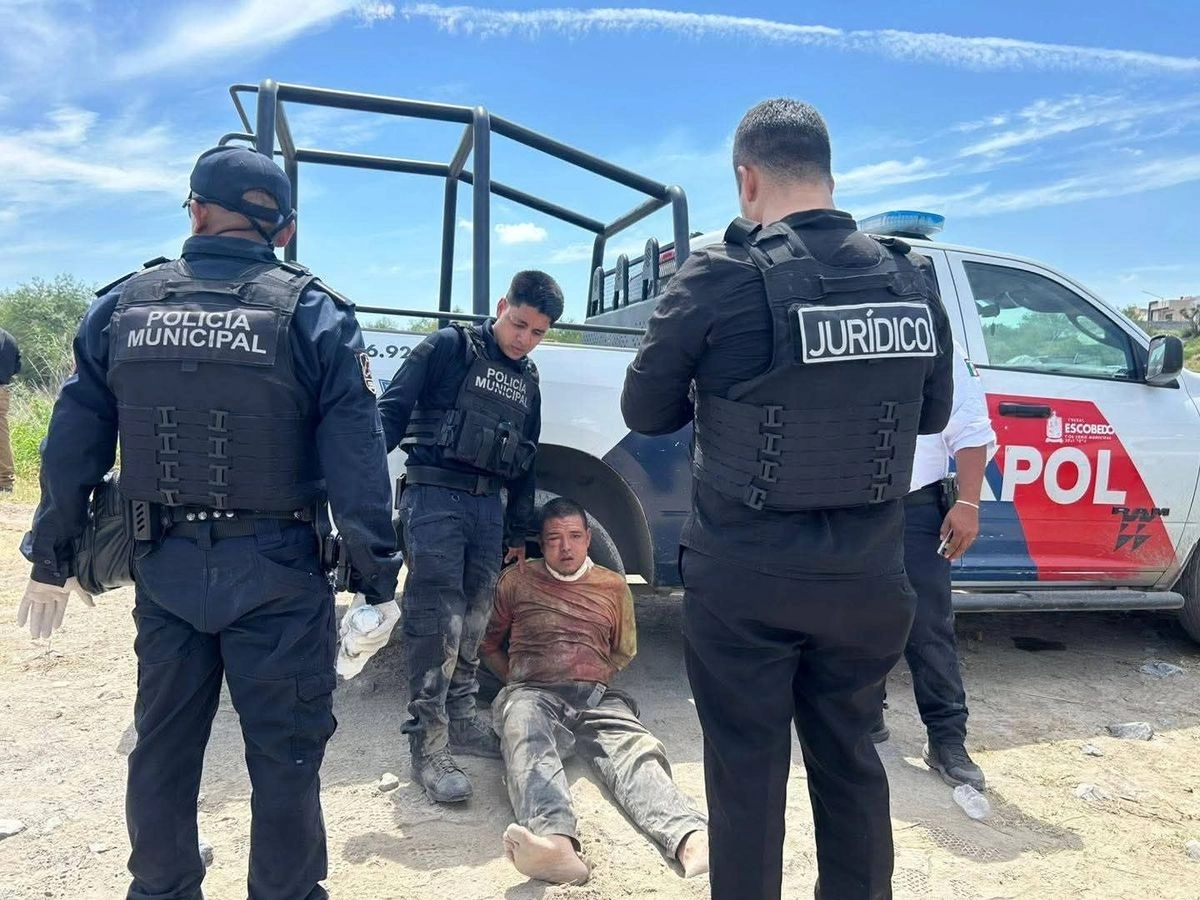 De acuerdo a las autoridades de seguridad, el agresor también se había ocasionado lesiones a sí mismo, por lo que tuvo que ser atendido por paramédicos. Foto 