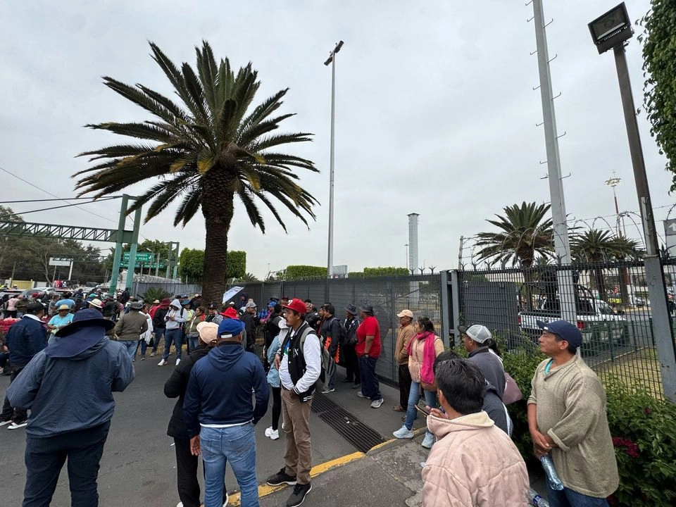 Maestros se colocan a la entrada a la Terminal 2 del Aeropuerto Internacional de la Ciudad de México, en el oriente de la capital, el 20 de marzo de 2025. Foto 