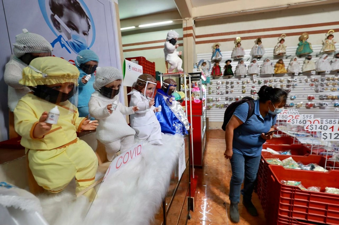 En el “Corredor del Niño Dios”, ubicado en la calle de Talavera, en el Centro Histórico de la CDMX, las personas se aglomeran para comprar la vestimenta de la figura religiosa para la celebración del Día de la Candelaria. Foto Luis Castillo