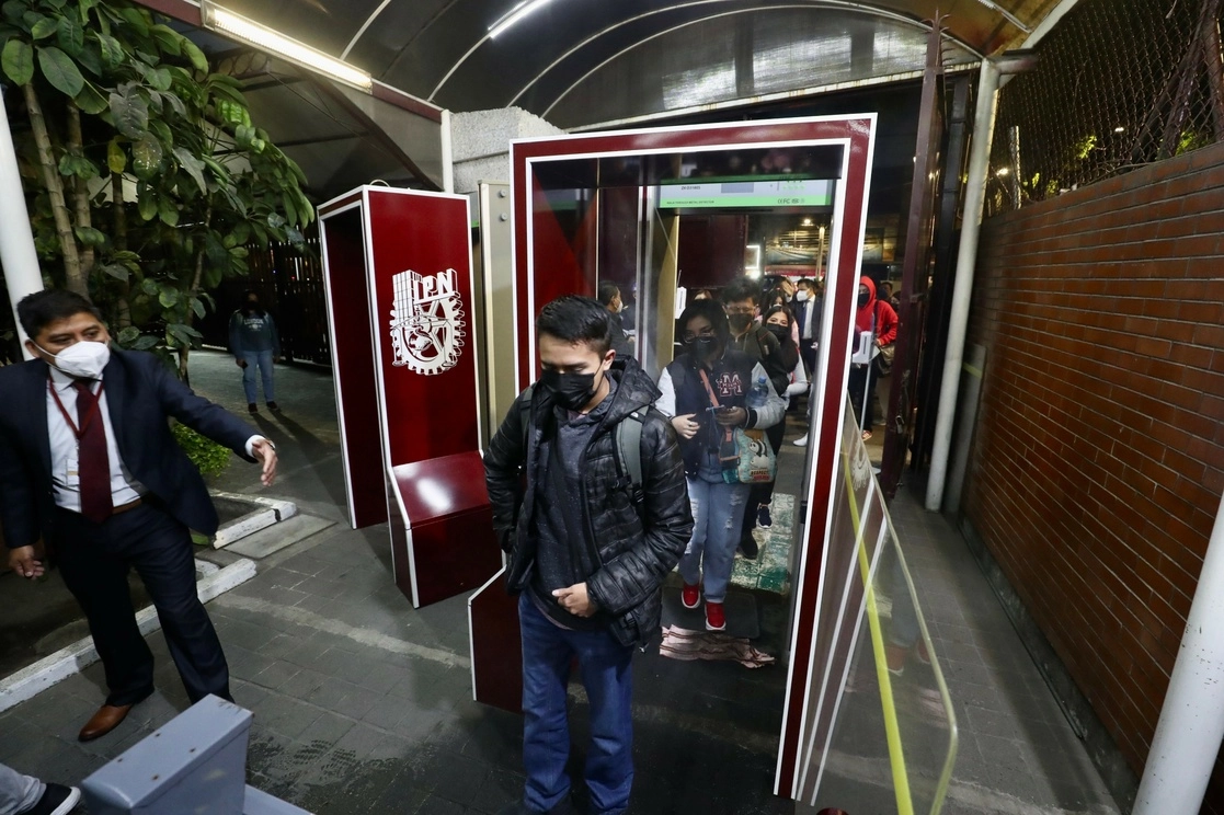 El IMSS recomendó a la población estudiantil y docente de las universidades que regresaron a clases presenciales redoblar las medidas sanitarias contra el Covid-19. Foto Luis Castillo / Archivo