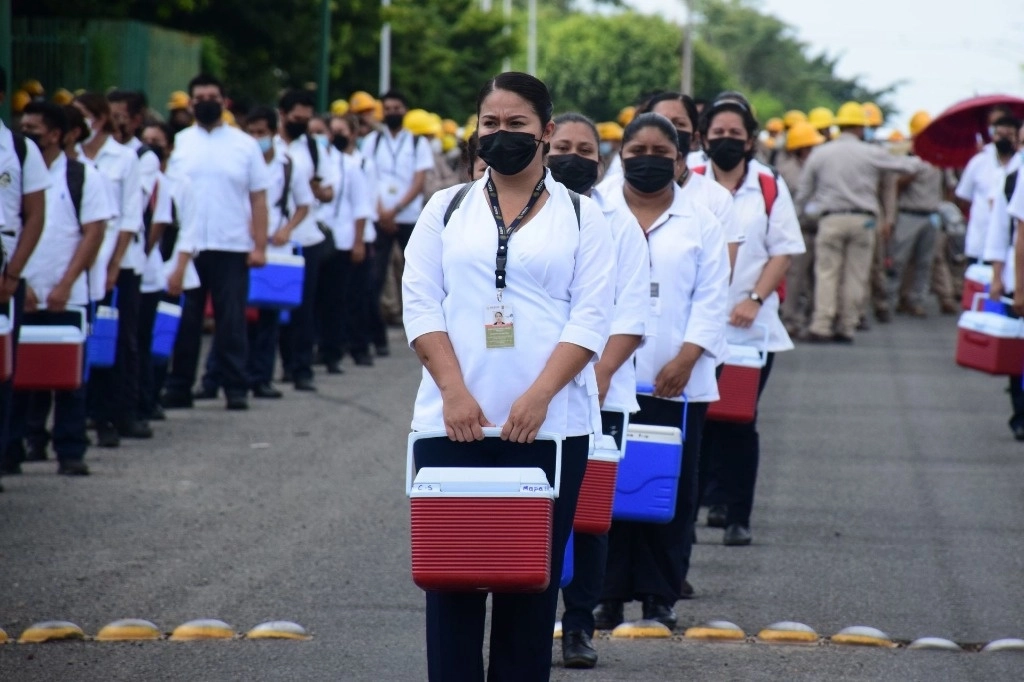 Personal sanitario en Chiapas, durante una campaña contra el dengue. Foto Cuartoscuro / archivo 