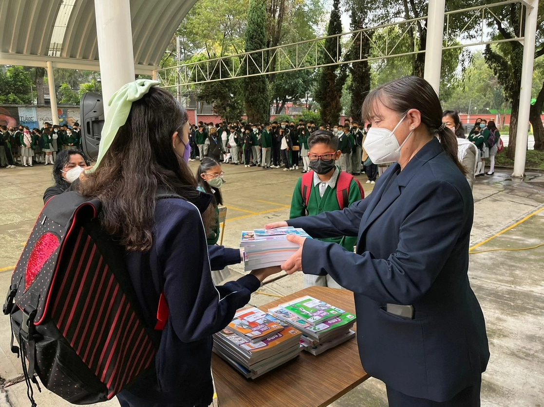 Alumnos de la escuela secundaria número 305 "Emilio Rosemblueth", en la alcaldía Xochimilco, reciben libros de texto en el marco a su regreso a clases en el arranque del ciclo escolar 2022 – 2023, el 29 de agosto de 2022. Foto Luis Castillo