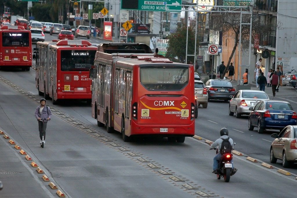 Unidades del Metrobús sobre la avenida Cuauhtémoc, en la Ciudad de México. Foto María Luisa Severiano / Archivo 