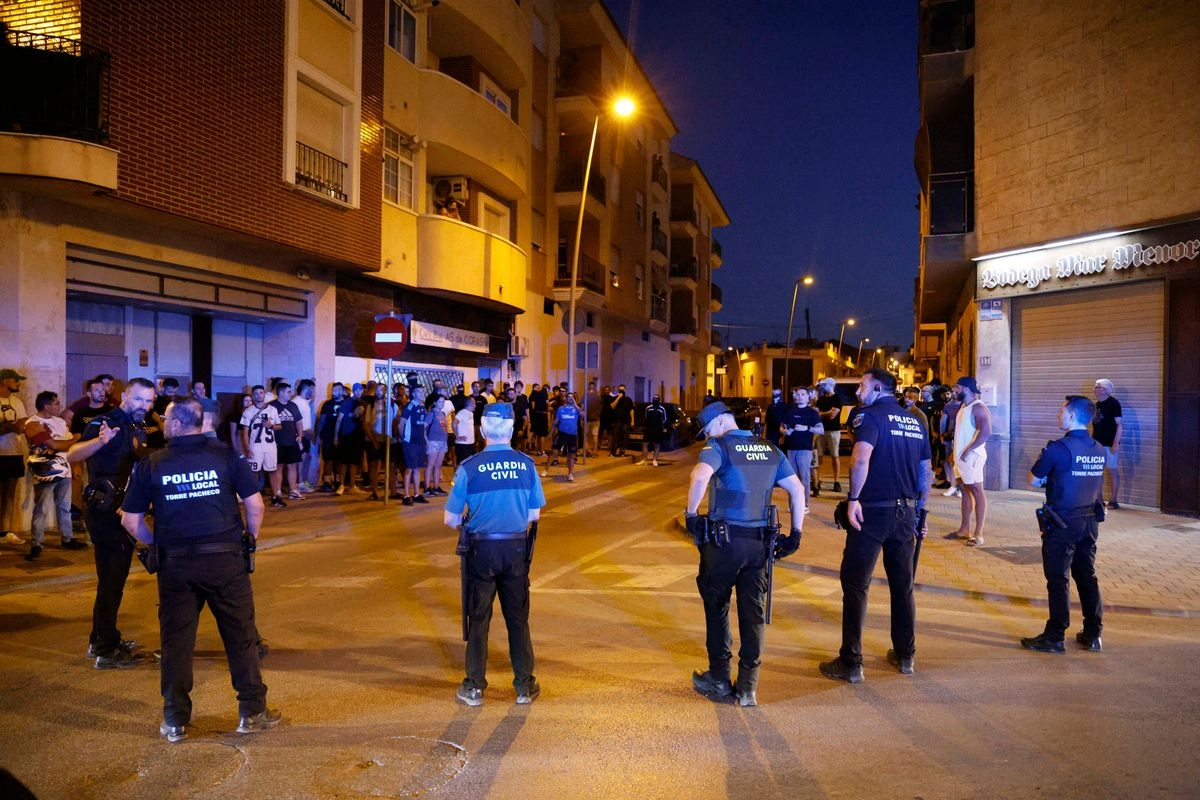 Agentes de Policía Local y Guardia Civil durante los altercados en Torre Pacheco, Murcia, España, el 12 de julio de 2025.