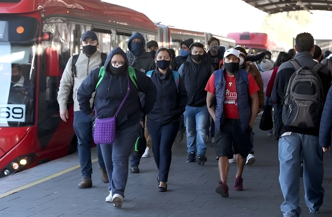 Usuarios del Metrobús en la estación Indios Verdes usan cubrebocas durante la emergencia sanitaria por covid. Foto María Luisa Severiano / Archivo