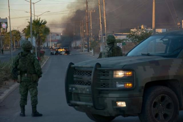 Elementos de la Sedena realizan acciones de vigilancia en calles de Culiacán, Sinaloa. Foto Afp