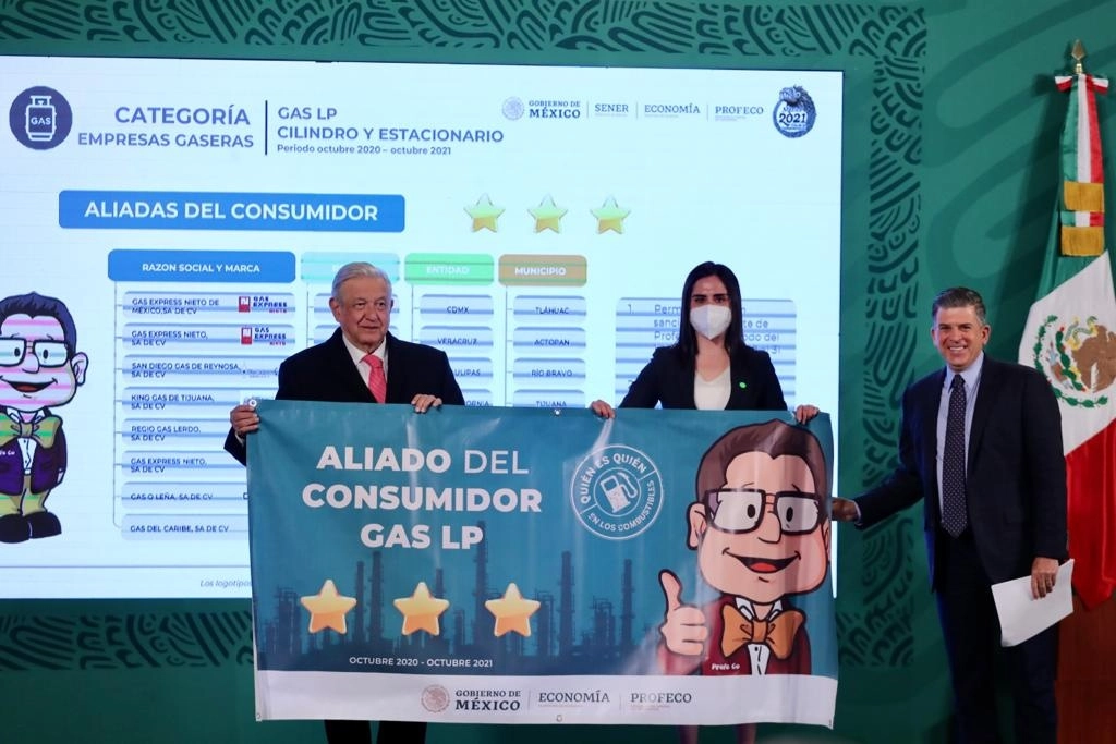 Durante la conferencia de prensa presidencial de este lunes, López Obrador junto con Ricardo Sheffield Padilla, titular de la Profeco, otorgaron a los representantes de las empresas una lona que podrán colocar en sus establecimientos. Foto Roberto García Ortiz 