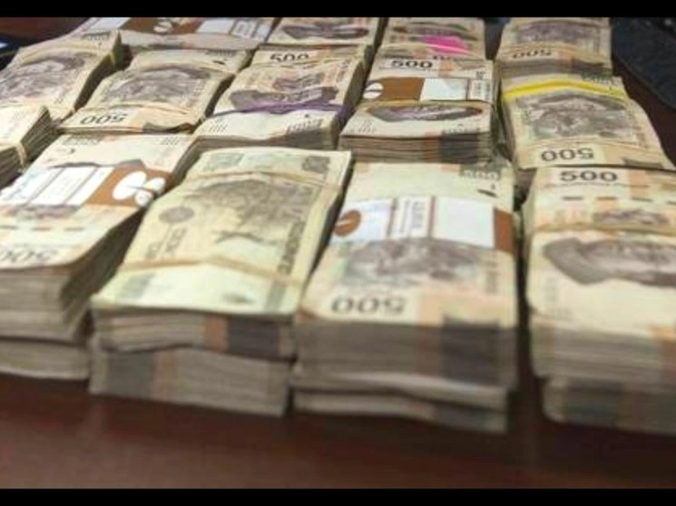 Como efecto de la depreciación del peso frente al dólar y la crisis económica, se ubica entre los 10 y los 12 billones de pesos, que representan el 8 por ciento del PIB. Foto Cristina Rodríguez / Archivo
