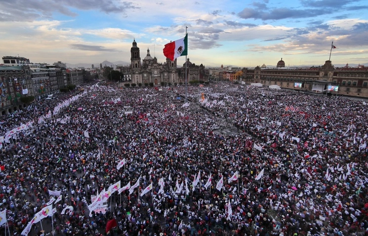 Miles de simpatizantes del presidente López Obrador escuchan el discurso del mandatario por el tercer año de gobierno, el 1 de diciembre de 2021. Foto Marco Peláez
