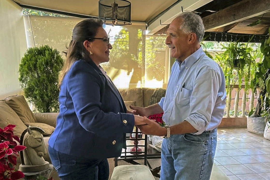 Nasry Asfura, del Partido Nacional de Honduras (PNH), fue hasta la casa de la candidata ganadora a felicitarla por su triunfo. Foto Afp 