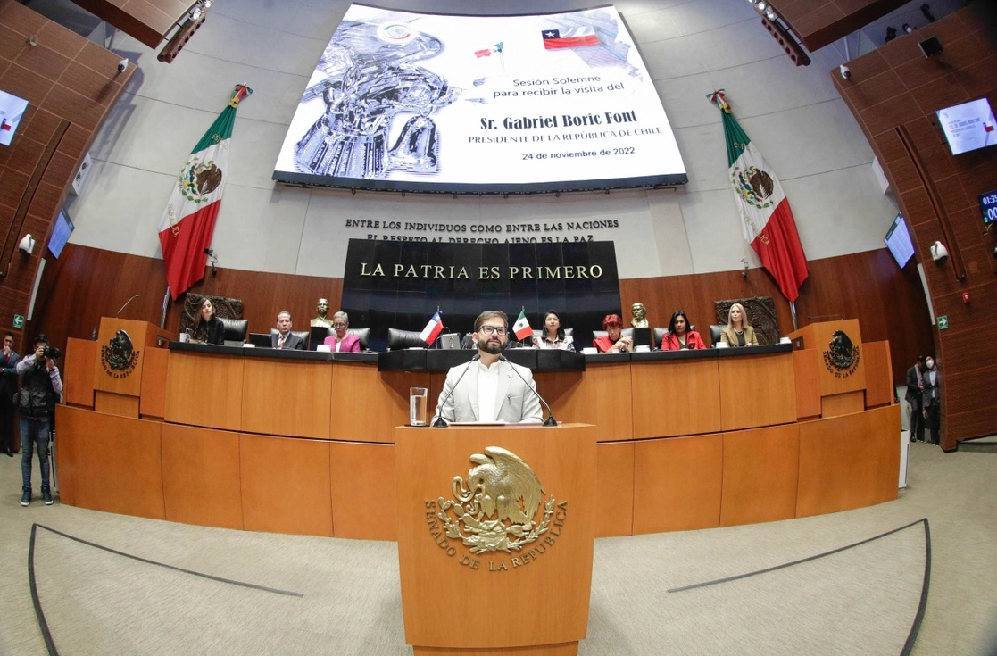 El presidente de Chile, Gabriel Boric (c) durante su intervención en el Senado de la República. Foto tomada de la cuenta de Twitter @senadomexicano