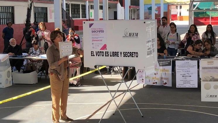 El mandatario volvió a felicitar a Delfina Gómez por su triunfo e informó que una vez que se declare oficialmente la victoria de la morenista se iniciarán los trabajos de transición con las autoridades electas. En la imagen, la candidata de Juntos Hacemos Historia, durante la emisión de su voto en una casilla del estado de México, ayer. Foto Javier Salinas