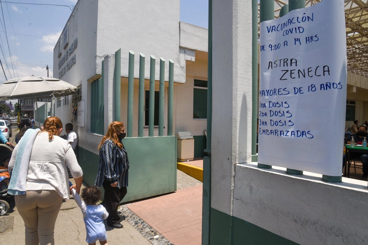 El secretario de Finanzas aseguró que lo fundamental será garantizar la continuidad del servicio médico sin interrupciones. Adelantó que se está trabajando en estudios actuariales y financieros para darle viabilidad al Instituto, por lo cual se tendrán que hacer reformas fiscales, administrativas y estructurales orientadas al rescate del ISSEMYM,. Foto 