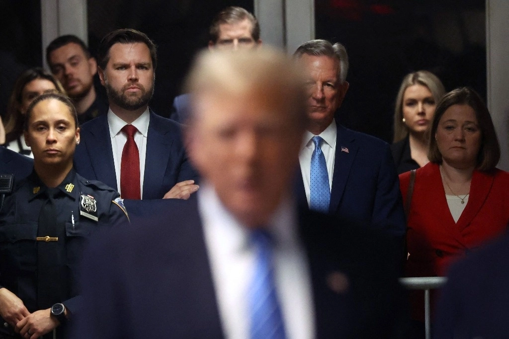 El ex mandatario Donald Trump habla con periodista durante el juicio en su contra este lunes en Nueva York. Foto Afp 