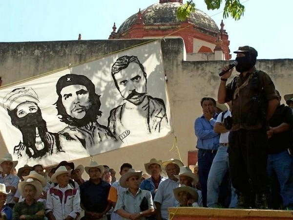 Las buscadoras, subrayó Marcos, “no sólo buscan a sus ausentes, también buscan la vergüenza, la dignidad y la humanidad que se perdieron con un puesto gubernamental, un renglón en la tabla Excel del pago en nómina por claudicaciones”. Foto tomada de X.