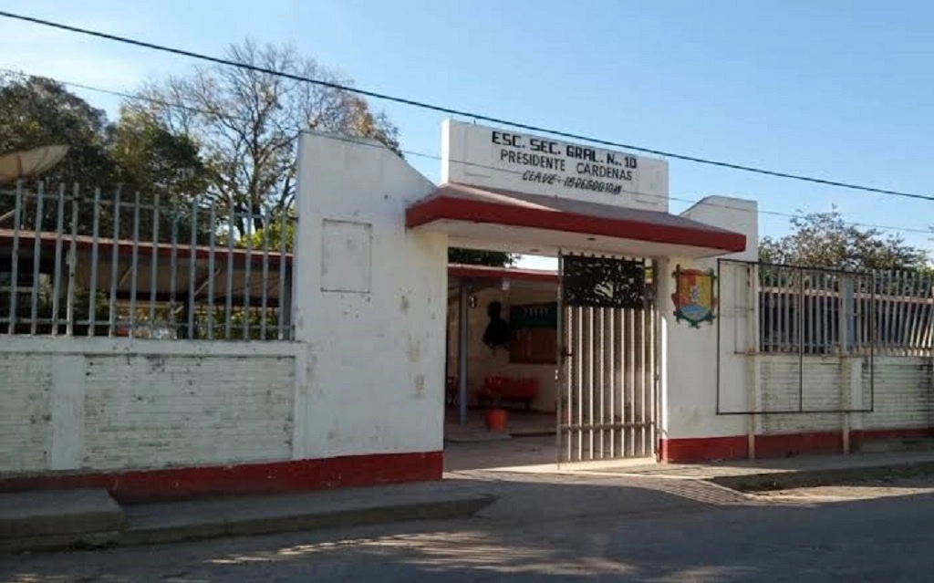 Uno de los planteles escolares en cuyas inmediaciones se ha detectado la venta de estupefacientes a los adolescentes es la Secundaria número 10, ubicada al norponiente de la capital nayarita, informó el gobernador Navarro Quintero. Foto Luis Martín Sánchez