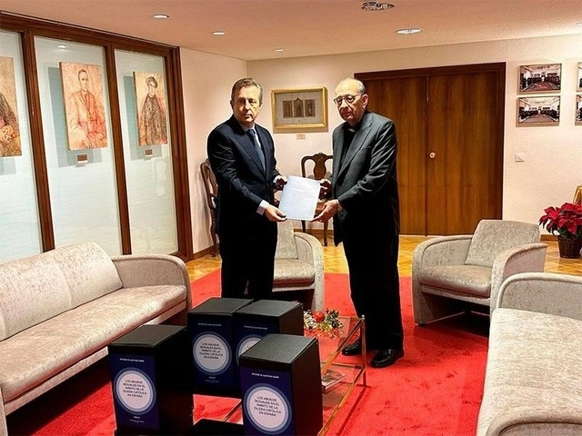 Javier Cremades, al entregar el informe sobre abusos en la Iglesia al cardenal Juan José Omella, el 20 de diciembre de 2023. Foto Europa Press 