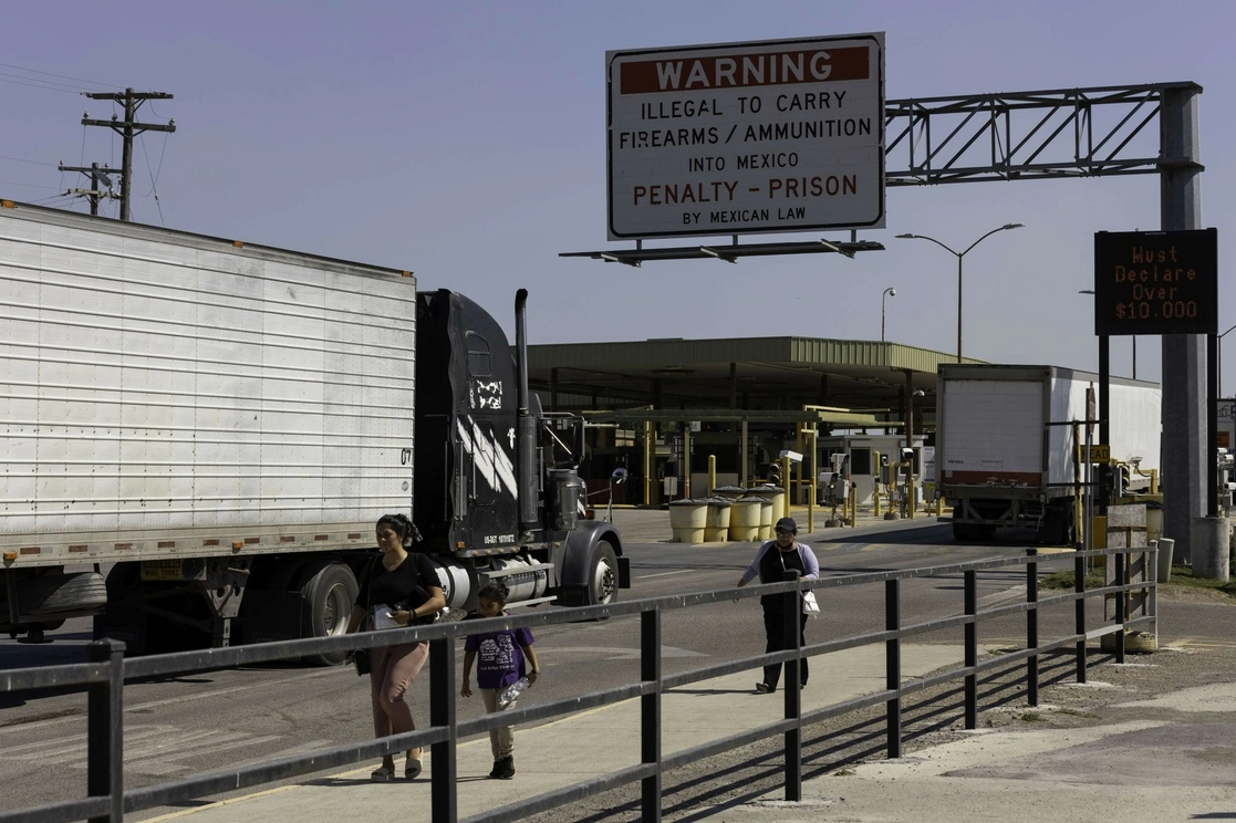 Un camión comercial cruza el puente internacional de Progreso hacia México el 13 de abril de 2022 en Progreso, Texas. Foto Getty Images/ Afp