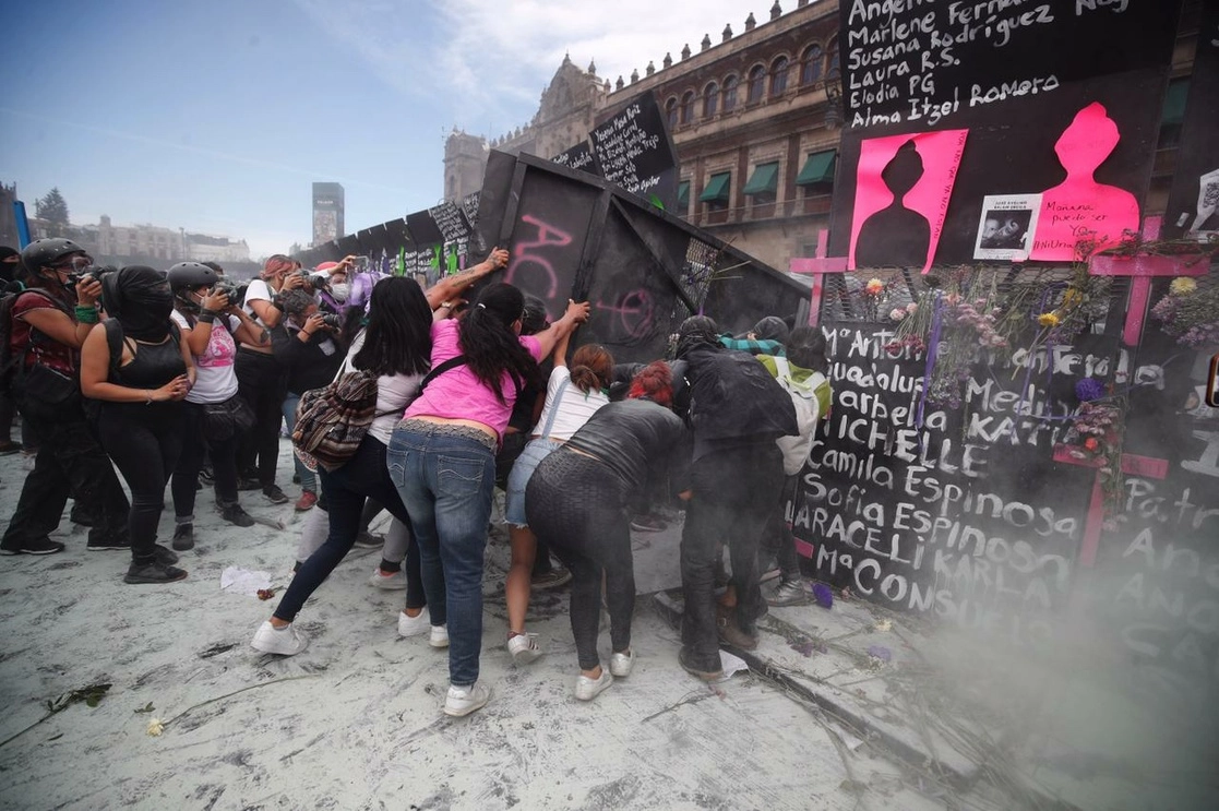 Un grupo de manifestantes derribaron una de las vallas que protegen el Palacio Nacional, en el marco del Día Internacional de la Mujer, el 8 de marzo de 2021. Foto Cristina Rodríguez