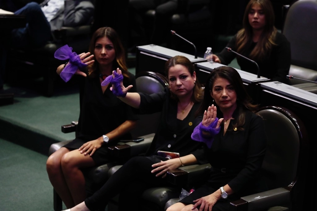 Diputadas del PAN con una mascada morada atada en una mano, durante una sesión en San Lázaro, para pedir la erradicacion de la violencia contra las mujeres y niñas. Foto Cristina Rodríguez / Archivo