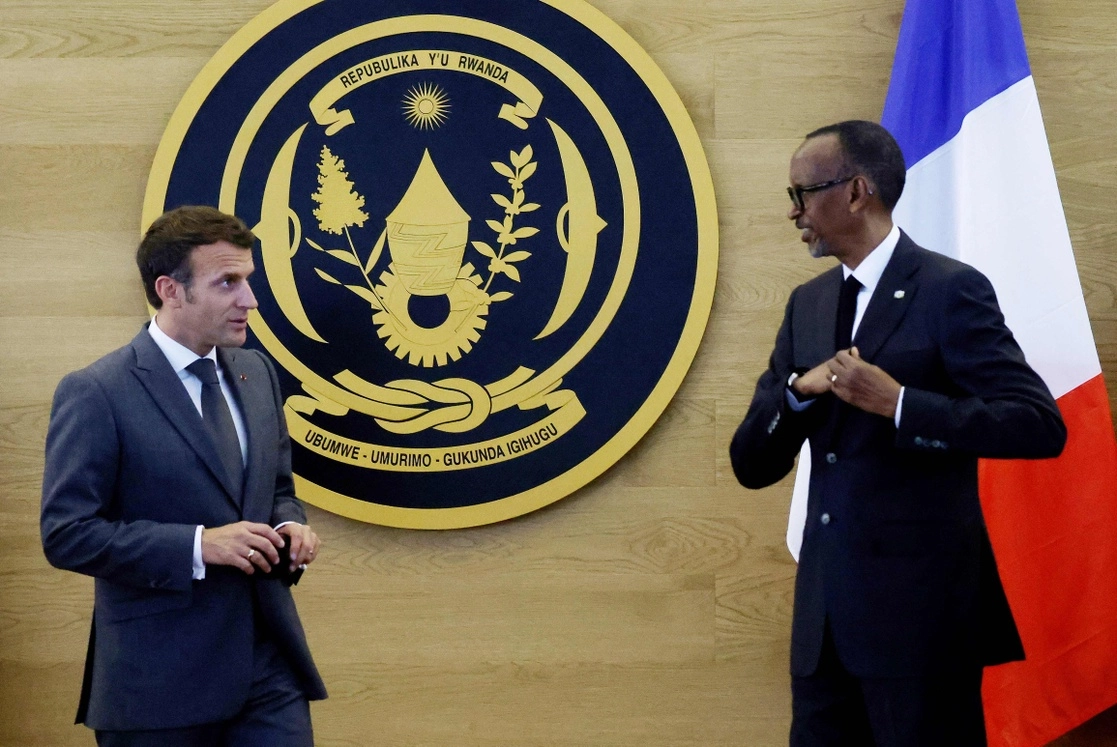 El presidente ruandés, Paul Kagame, agradeció hoy la "inmensa valentía" del presidente francés, Emmanuel Macron, de reconocer la responsabilidad de su país en el genocidio de 1994. Foto Afp