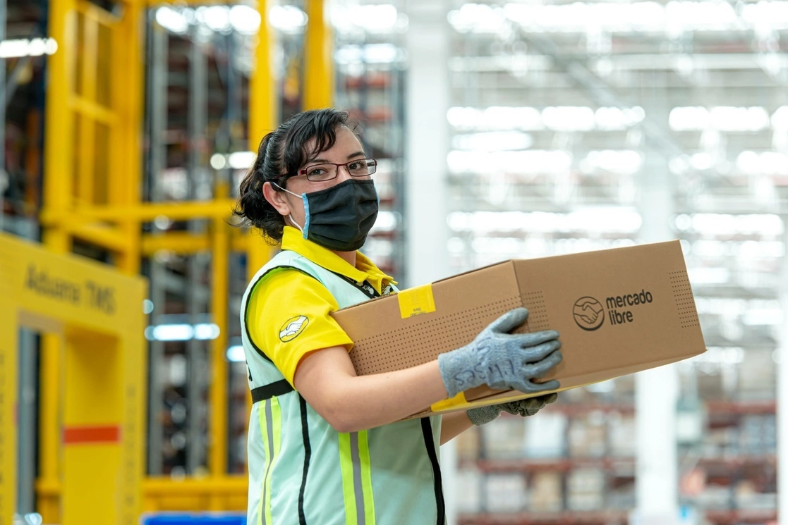 Trabajadora de MercadoLibre en imagen de archivo. Foto tomada de la cuenta de Twitter @ML_Mexico 