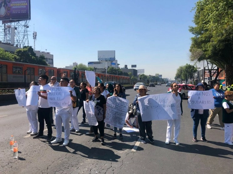 Este martes personal médico de la clínica 10 del IMSS bloquean algunos carriles de Avenida Tlalpan en protesta por falta de material de protección. Foto Alfredo Domínguez