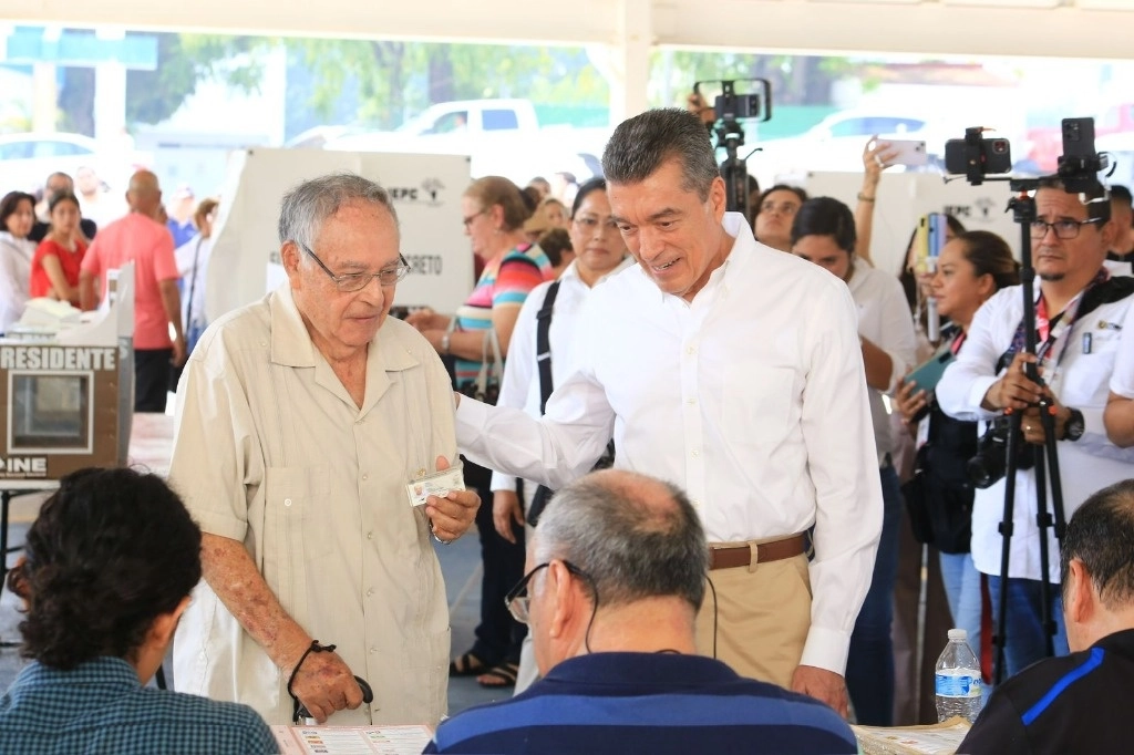 "Es satisfactorio constatar que se está trabajando muy bien, la mejor respuesta es esta casilla, donde la gente espera pacientemente su turno”, señaló el gobernador Rutilio Escandón. Foto Elio Henríquez