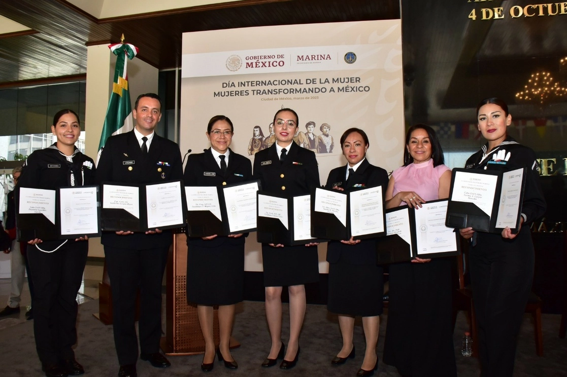 Entrega de certificados y reconocimientos a ocho personas consejeras de esta la Secretaría de Marina, quienes fueron capacitadas por personal de la Unidad de Promoción y Protección de los DH, en el marco de la ceremonia por el Día Internacional de la Mujer. Imagen cortesía de Semar 