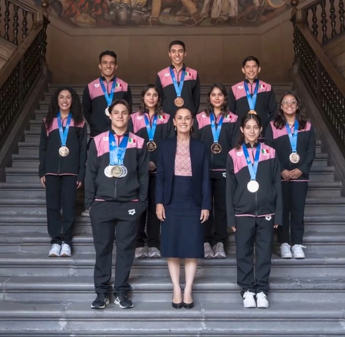 La presidenta Claudia Sheinbaum se reunió con integrantes del equipo de clavadistas mexicanos en Palacio Nacional. Fotograma tomado de video compartido en 