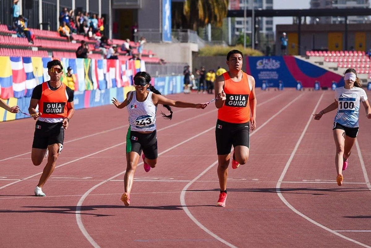 La mexicana Amairany Rubio llega en primer lugar en la prueba de 100m T12 en el atletismo de los Juegos Parapanamericanos Juveniles Chile 2025. Foto tomada de X 